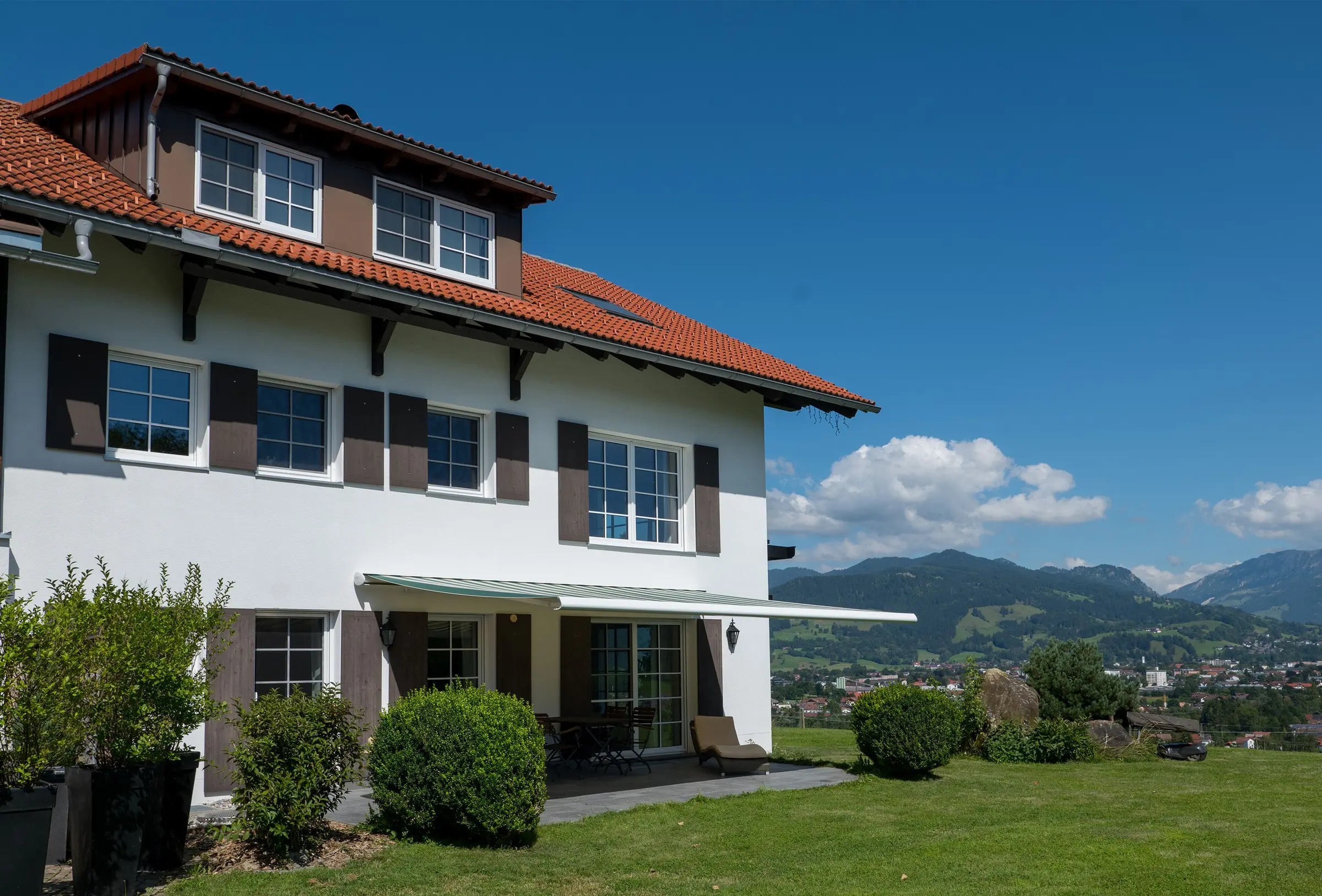 AlpenLodge Allgäu Außenansicht Wohnflügel