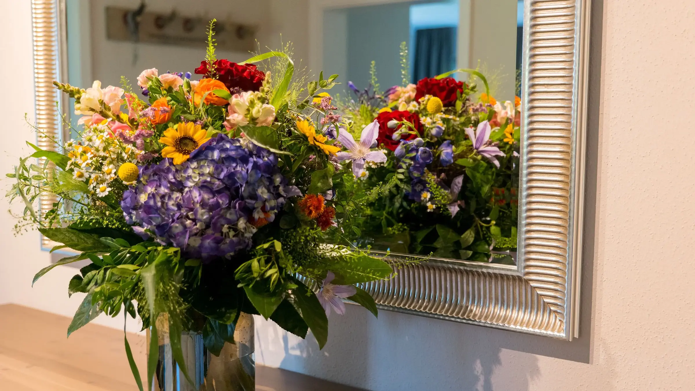 Blumenstrauß auf dem Tisch| AlpenLodge Allgäu