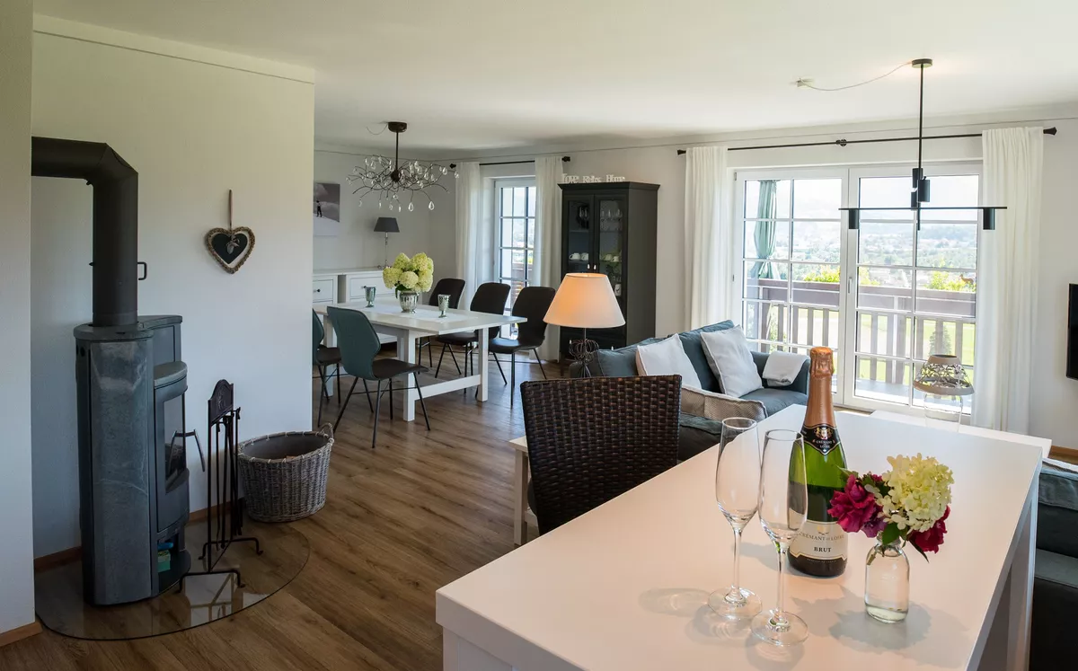 Essküche mit Stehtisch AlpenLiebe | AlpenLodge Allgäu