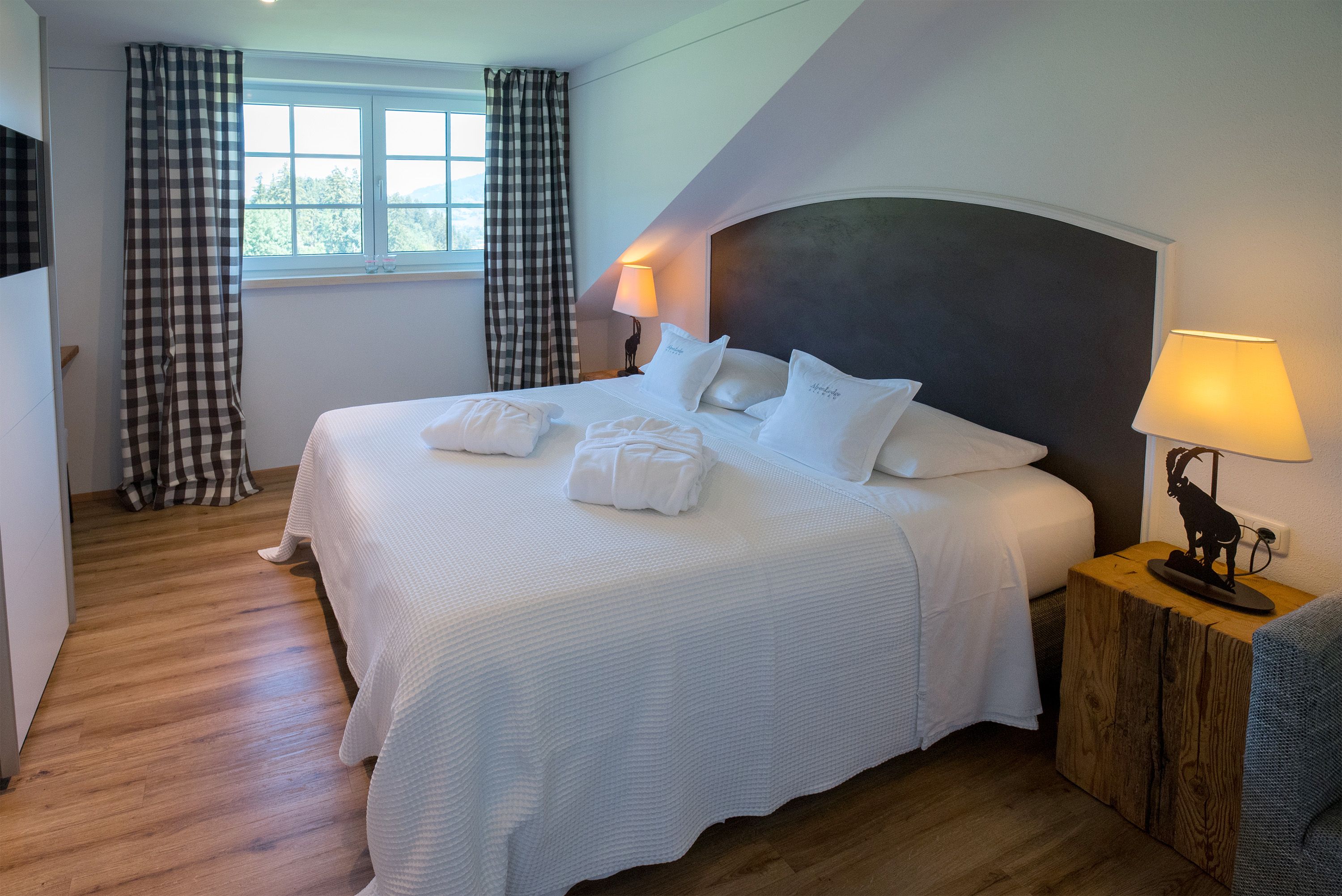 Schlafzimmer mit Doppelbett AlpenTraum | AlpenLodge Allgäu